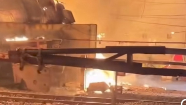 Api menghanguskan tiga rumah di pemukiman padat penduduk kawasan Pademangan, Jakarta Utara Rabu (15/10/2025) dinihari. [Instagram]